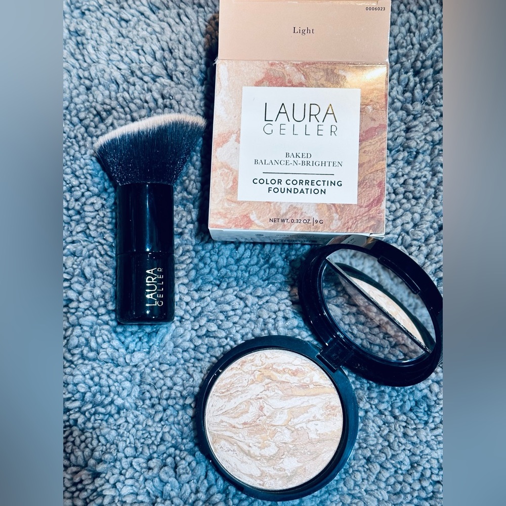 LAURA GELLAR Foundation Light + Brush